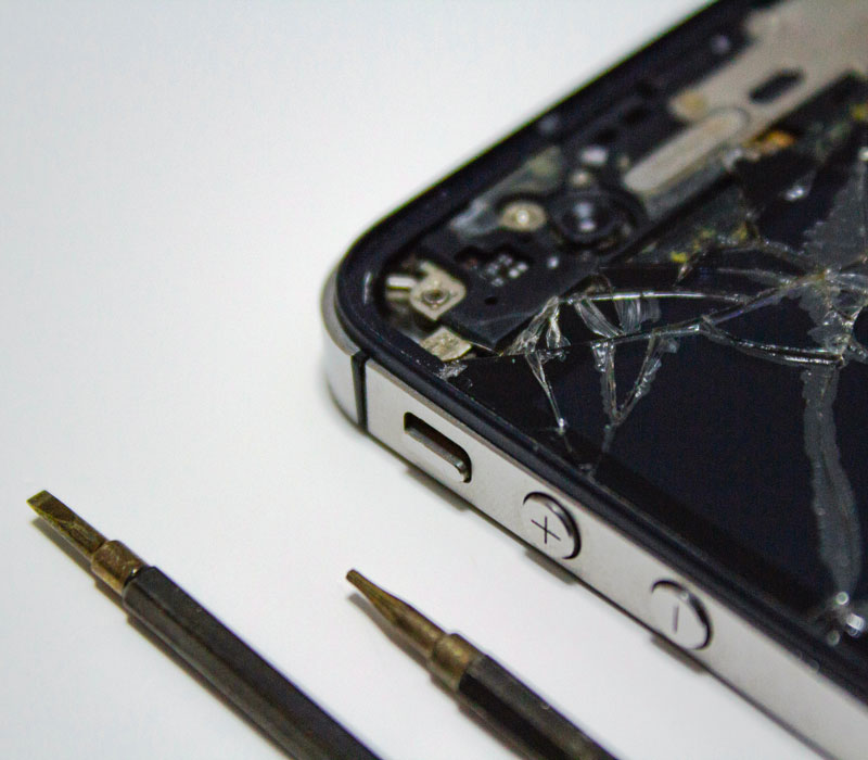 Réparation iPhone Montréal, Remplacement Ecran Casse